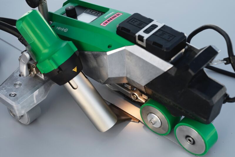 Leister VARIMAT 700 230V 3680W 173.180 automatic roof welder job site application 1