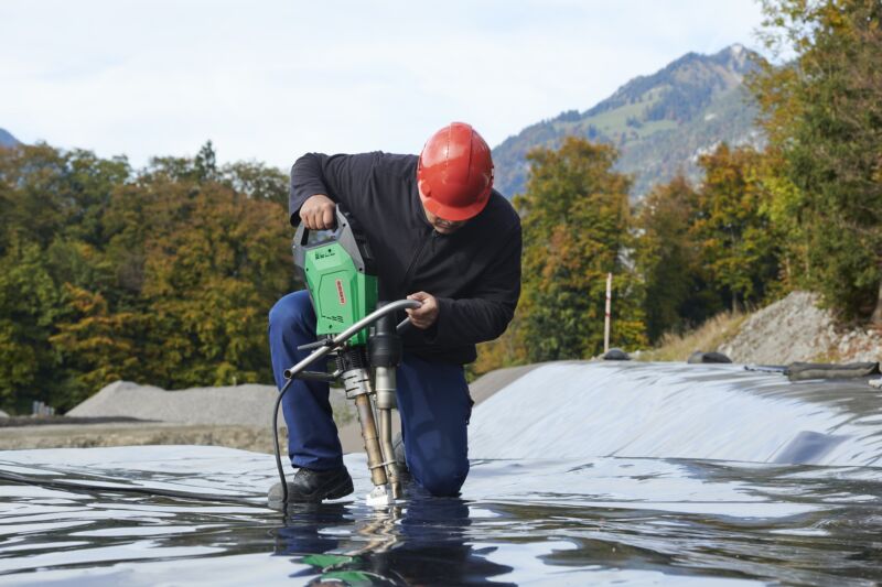 Leister WELDPLAST 605 230v 16A for Geomembrane Welding 170.460 on site kneeling weld