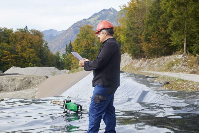 Leister WELDPLAST 605 230v 16A for Geomembrane Welding 170.460 on site LQS data logging standing