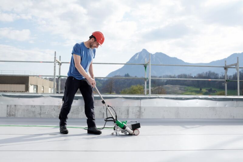 Leister UNIROOF 700 Automatic Roof Welding Machine 120V 1800W 169.237 machine in use 5