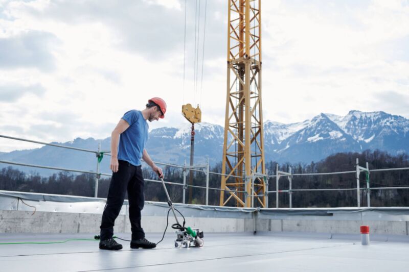 Leister UNIROOF 700 Automatic Roof Welding Machine 120V 1800W 169.237 machine in use 4