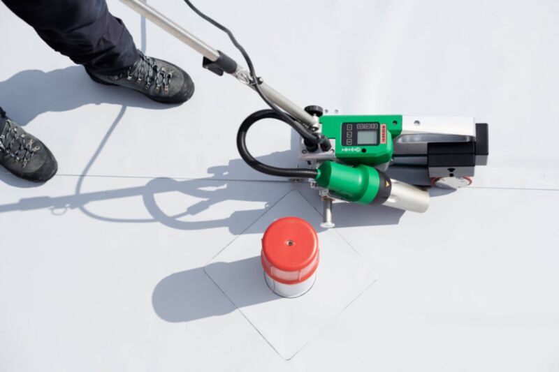 Leister UNIROOF 700 Automatic Roof Welding Machine 120V 1800W 169.237 machine in use 3
